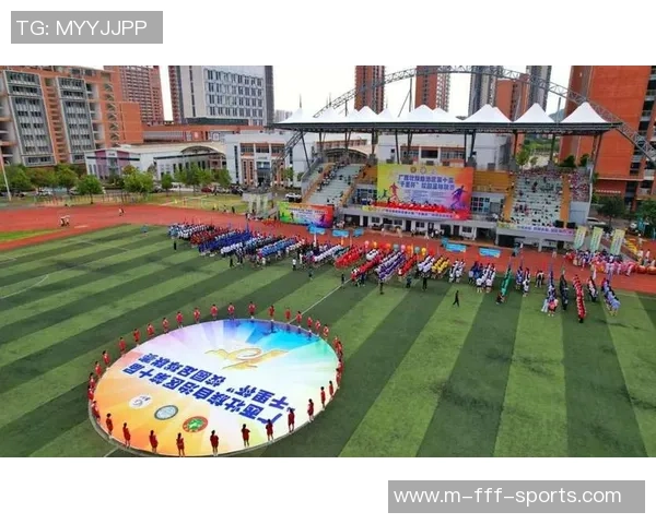 校园足球友谊赛精彩纷呈同学们齐心协力展现青春风采与团队精神 校园足球友谊赛精彩纷呈同学们齐心协力展现青春风采与团队精神