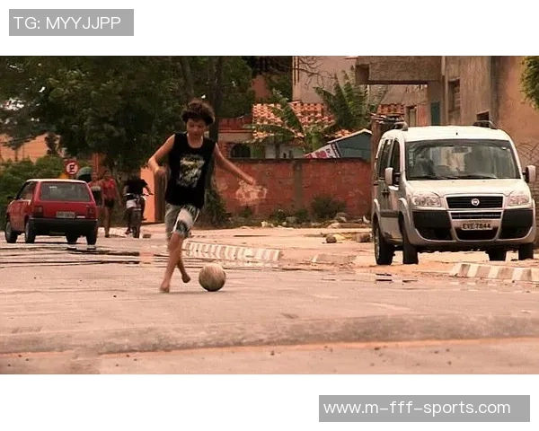 自由足球过人技巧大揭秘精彩视频分享助你提升球技与自信 自由足球过人技巧大揭秘精彩视频分享助你提升球技与自信