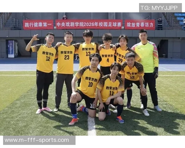 足球解说员的魅力瞬间展现精彩比赛背后的故事与情感